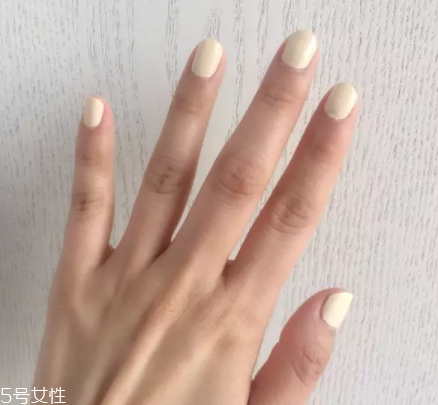 綠色指甲油顯手黑嗎？反光深綠色適合黃皮