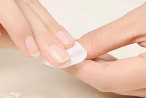 指甲油膠水怎么樣洗掉？在家卸甲油膠的4個步驟