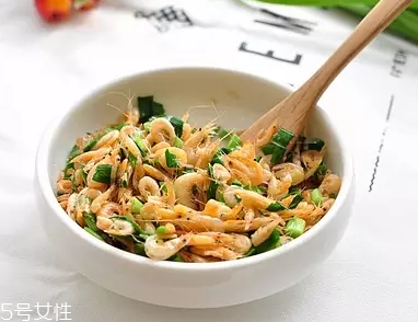 韭菜沒熟吃了會(huì)怎么樣？生韭菜很辛辣