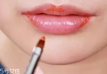 口紅干了嘴脫皮怎么辦？4步打造水潤(rùn)雙唇