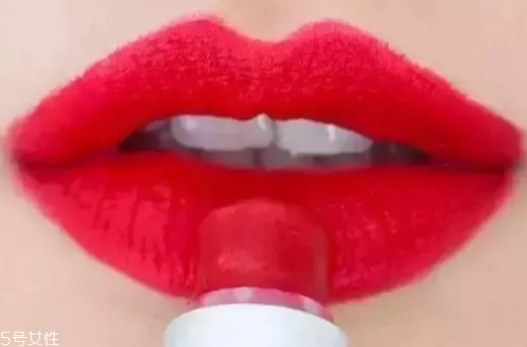 口紅干了嘴脫皮怎么辦？4步打造水潤(rùn)雙唇