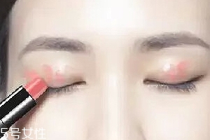 怎么用口紅畫眼影？兩步畫好眼妝