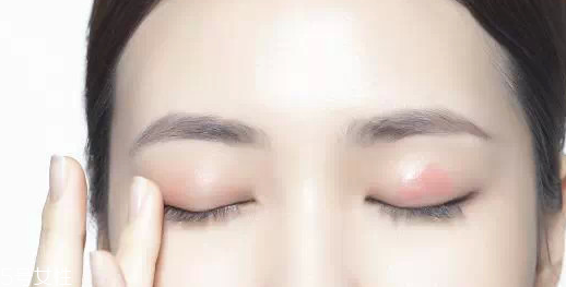 怎么用口紅畫眼影？兩步畫好眼妝