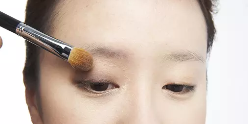 怎么用口紅畫眼影？兩步畫好眼妝