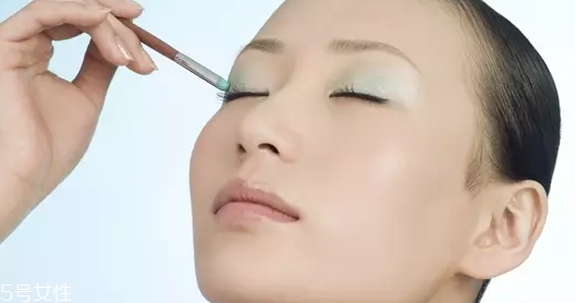 怎么用口紅畫眼影？兩步畫好眼妝