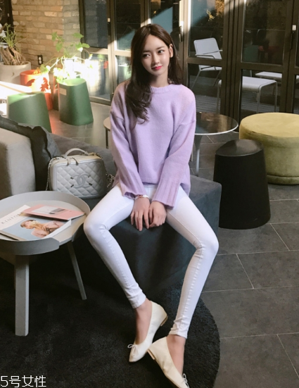 紫色毛衣怎么搭配？輕松駕馭流行色