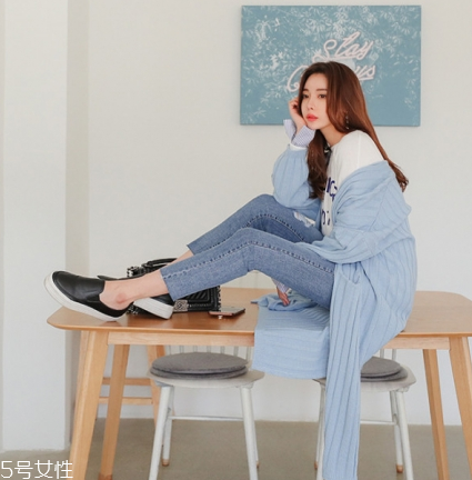 淺藍色毛衣怎么搭配？簡約配色彰顯氣質