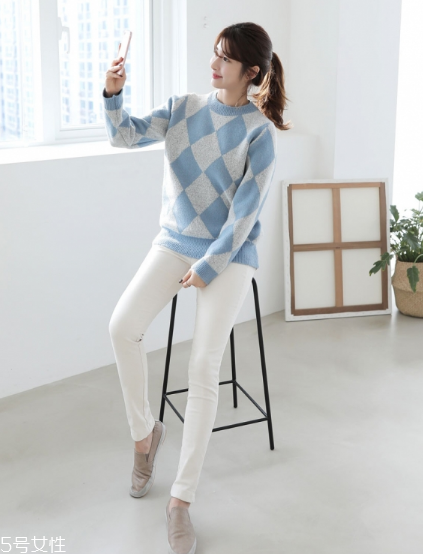 格子毛衣怎么搭配？盡顯減齡學院風
