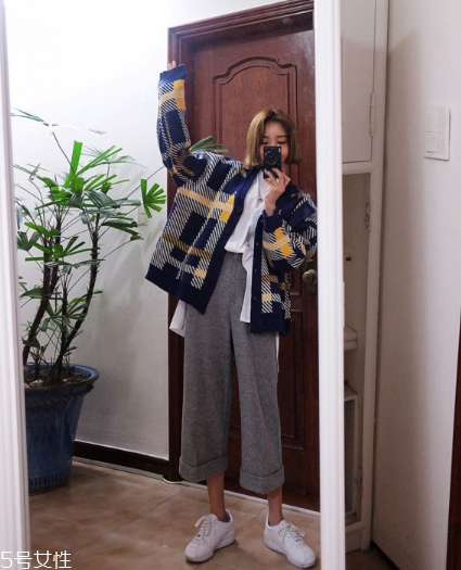 格子毛衣怎么搭配？盡顯減齡學院風