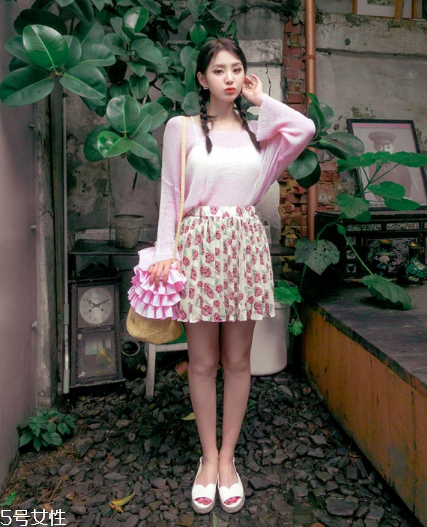 粉色針織衫怎么搭配？文藝又少女的穿搭經(jīng)典
