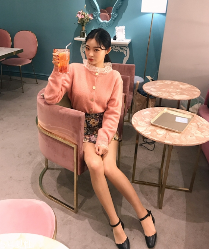 粉色針織衫怎么搭配？文藝又少女的穿搭經(jīng)典