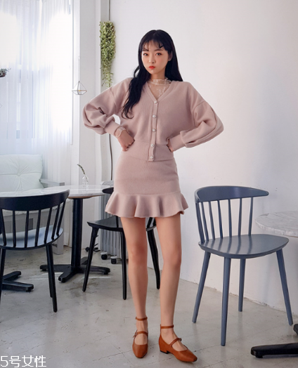 粉色針織衫怎么搭配？文藝又少女的穿搭經(jīng)典
