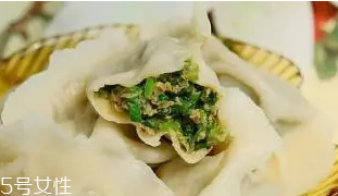 餃子餡先放水還是先放油？油是最后放的調(diào)料