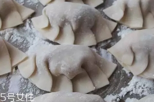 餃子餡先放水還是先放油？油是最后放的調(diào)料