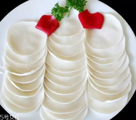 搟餃子皮怎么轉(zhuǎn)圈？借用巧力才能轉(zhuǎn)圈成圓