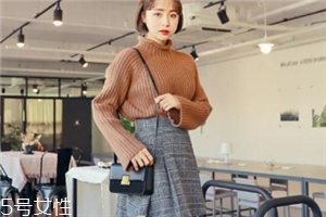 毛衣搭配短裙好看嗎？立顯俏皮少女范兒