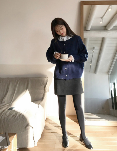 毛衣搭配短裙好看嗎？立顯俏皮少女范兒