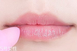 變色潤唇膏有害嗎？好的品牌孕婦都能用