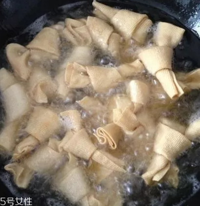 豆腐皮能油炸嗎？火候太猛容易炸糊