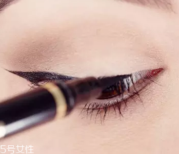 眼線眼尾怎么畫好看？用透明膠畫出優(yōu)美弧度