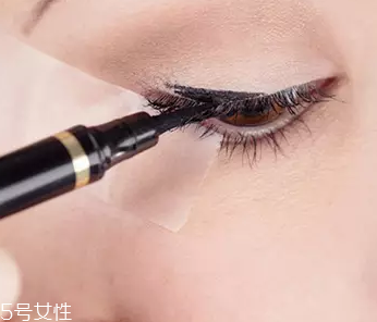 眼線眼尾怎么畫好看？用透明膠畫出優(yōu)美弧度