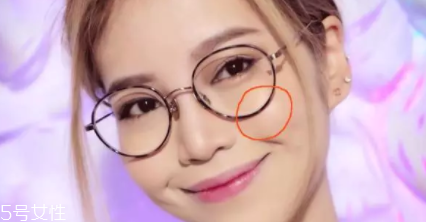 戴眼鏡好看還是不戴眼鏡好看？寬眼距戴眼鏡很精致
