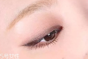單眼皮如何畫眼影？亮色眼影會(huì)制造車禍現(xiàn)場(chǎng)