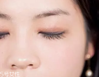 單眼皮如何畫眼影？亮色眼影會制造車禍現(xiàn)場