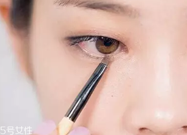 單眼皮如何畫眼影？亮色眼影會制造車禍現(xiàn)場