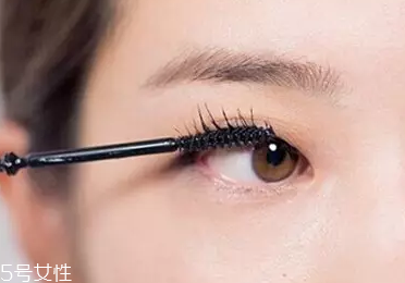 單眼皮如何畫眼影？亮色眼影會制造車禍現(xiàn)場
