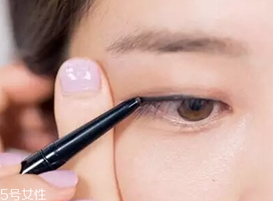單眼皮如何畫眼影？亮色眼影會制造車禍現(xiàn)場