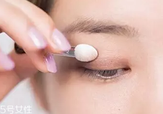 單眼皮如何畫眼影？亮色眼影會制造車禍現(xiàn)場
