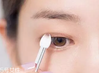 單眼皮如何畫眼影？亮色眼影會制造車禍現(xiàn)場