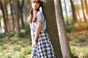 格子長裙搭配什么上衣？清新文藝風(fēng)女孩