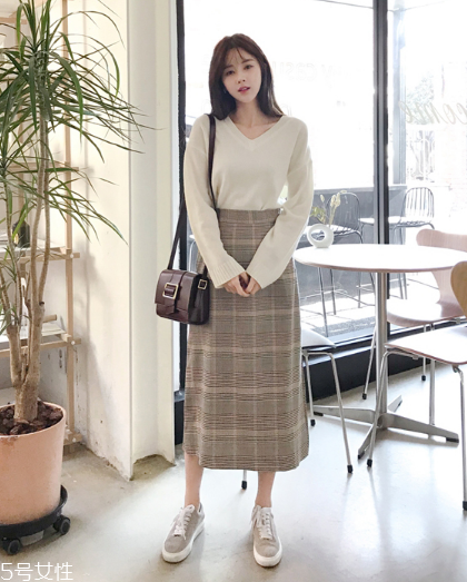 格子長裙搭配什么上衣？清新文藝風(fēng)女孩