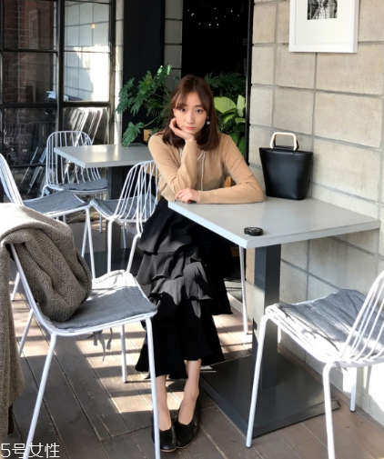 黑色長裙搭配什么上衣？自帶顯瘦效果