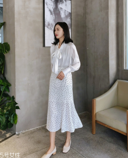 波點(diǎn)裙搭配什么上衣？復(fù)古混搭風(fēng)女王