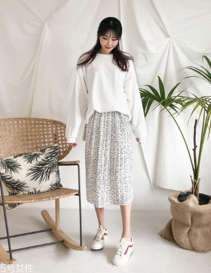 波點(diǎn)裙搭配什么上衣？復(fù)古混搭風(fēng)女王