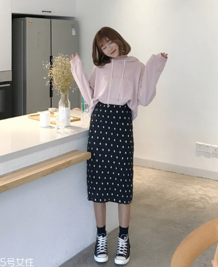 波點(diǎn)裙搭配什么上衣？復(fù)古混搭風(fēng)女王