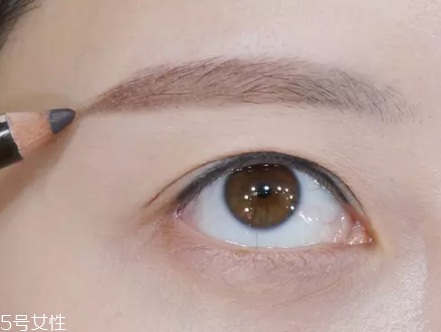 眉毛短怎么變長？畫眉大法拯救短眉星人