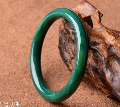 綠水晶手鐲應(yīng)戴哪只手？左手更好