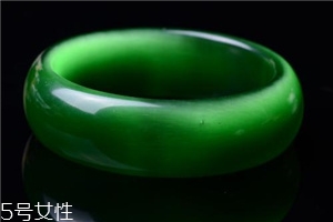 綠水晶手鐲應(yīng)戴哪只手？左手更好