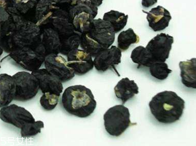 黑枸杞會(huì)泡成白色嗎？有這個(gè)可能