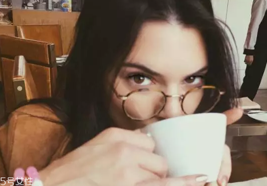戴眼鏡怎么化妝好看？這么化妝比戴美瞳還美貌