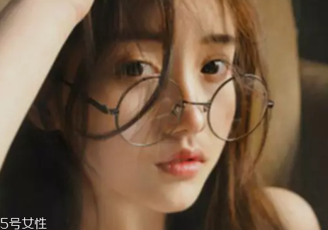 戴眼鏡怎么化妝好看？這么化妝比戴美瞳還美貌