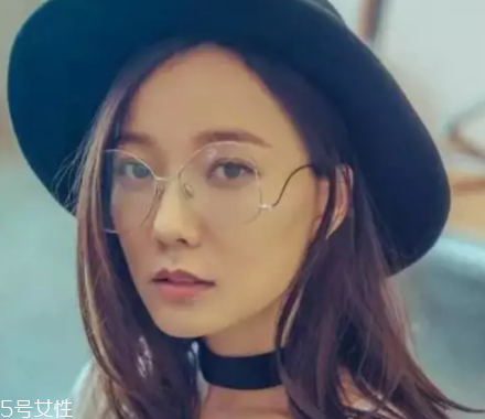 戴眼鏡怎么化妝好看？這么化妝比戴美瞳還美貌