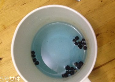 黑枸杞能和菊花一起泡嗎？這個(gè)搭配沒(méi)毛病