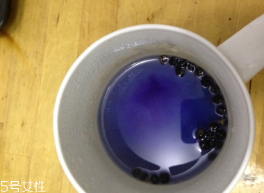 黑枸杞能和菊花一起泡嗎？這個(gè)搭配沒(méi)毛病