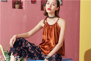 平胸穿什么衣服好看？性感的平胸穿搭
