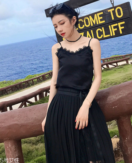 平胸穿什么衣服好看？性感的平胸穿搭